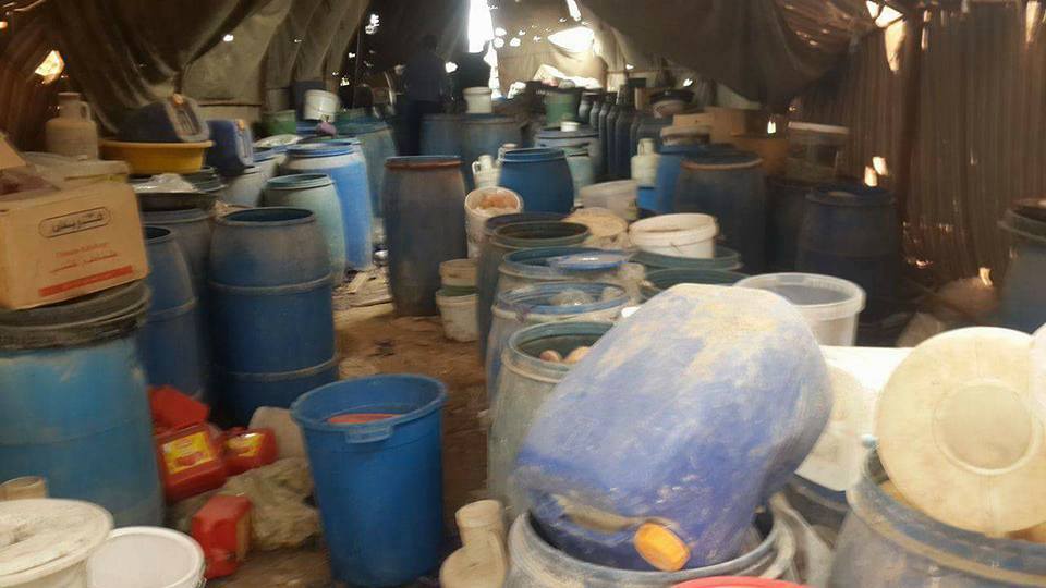 بالصور:الاستخبارات الاقتصادية في كربلاء تضبط معمل متخفي للـ(طرشي)