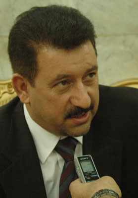 وزير السياحة العراقي :الدبلوماسية العراقية اسهمت باستعادة أقراط ذهبية تعود لكنز النمرود اضافة الى 3 رقم طينية