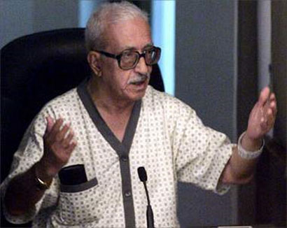 نجل طارق عزيز : والدي يعامل باحترام بسجن الكاظمية وحالته الصحية متدهورة