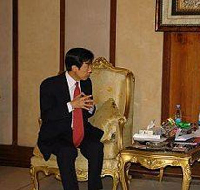 سفير الياباني يزور النجف ويؤكد رغبة شركات بلاده بالاستثمار في العراق