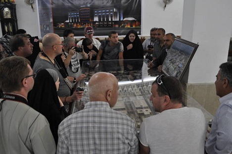 وفد مسيحي روسي يتشرف بزيارة مرقد الامام علي(ع) ويبدي انبهاره لروعة المكان