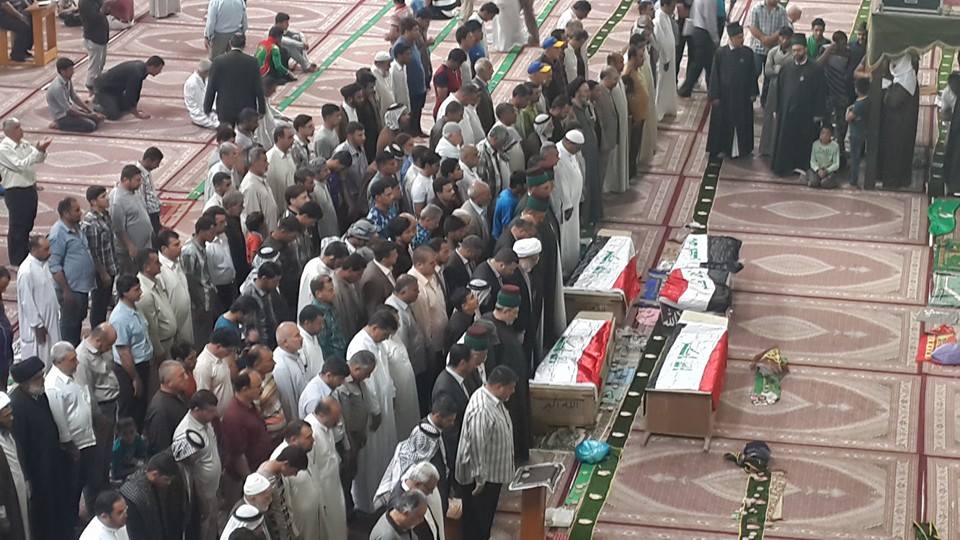 بالصورة :ممثل المرجع السيستاني يصلي على جثامين عائلة بينهم طفل بعمر 4 سنوات قضوا بتفجير ارهابي بواسط