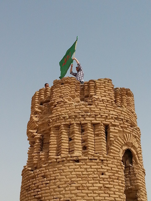 كربلائيون يبعثون برسالة للمسؤولين لرعاية اثار العراق :راية باسم الامام صاحب الزمان على منارة موجودة(مصور)