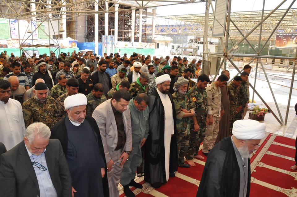 بالصور :ممثل المرجع السيستاني يؤم صلاة الظهرين في سامراء