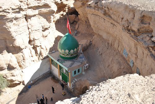 سائحون يدفعون امولاً لوقوف عجلاتهم في موقع وسط صحراء كربلاء