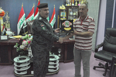 قيادة  شرطة واسط  تكرم  مدير مكتب وكالة نون الخبرية بالمحافظة درع التمييز(مصور)