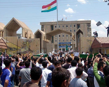 تقرير مصور  عن الصدامات بين الشرطة ومحتجين حاولوا اقتحام البرلمان في أربيل