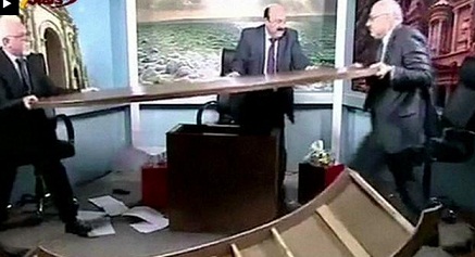 صحفيان أردنيان يتعاركان ويتبادلان اللكمات خلال مناظرة على الهواء مباشرة