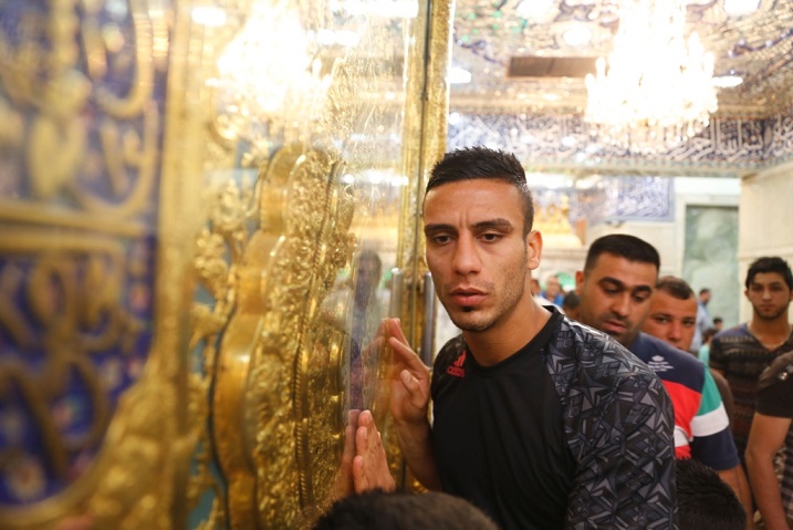 بالصور:اللاعب الدولي علي عدنان يزور مرقد الإمام الحسين