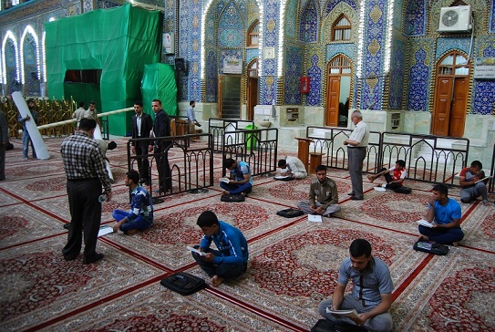 شاهد بالصور كيف تقوم العتبة الحسينية المقدسة بتدريس الاميين في كربلاء