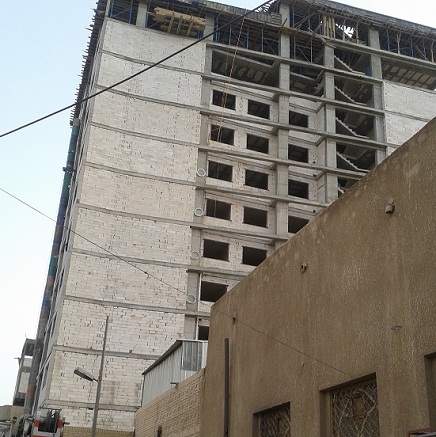 سقوط عامل تركي من الطابق الـ13 لبناية قيد الانشاء وسط مركز كربلاء