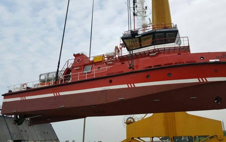 الباخرة حاملة الزورقين ترسو في ميناء ام قصر(مصور)