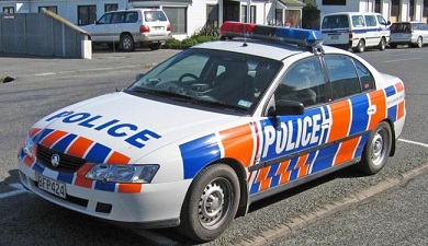 لص يطلب الشرطة من المنزل الذي يسرقه بسبب جثة