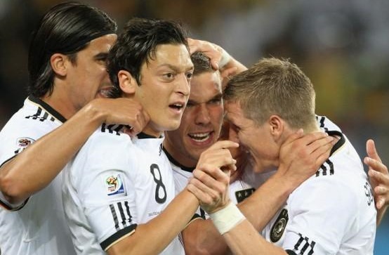 بالصورة.. ماذا دار في غرفة ملابس المنتخب الألماني؟