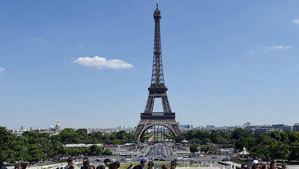 إحباط خطة لتفجير برج إيفل ومتحف اللوفر في باريس