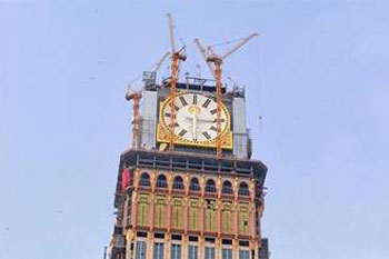 ساعة مكة المكرمة التي تعد الأكبر في العالم تدق منبهاتها التي تصل الى مسافة 7 كيلو تزامنا مع شهر رمضان