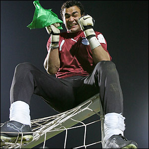 حارس مرمى المنتخب المصري يهرب الى سويسرا