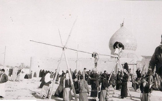 صورة ارشيفية لمراجيح العيد قرب مرقد الحر في كربلاء ايام زمان