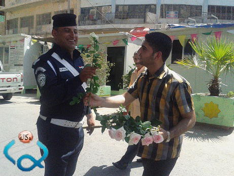 كربلاء: مجموعة شبابية فيسبوكية توزع الزهور على اجهزة الامن بالمحافظة (مصور)