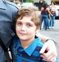 طفل يقتل عائلته ثم يذهب إلى المدرسة