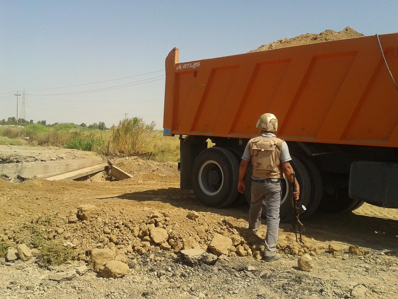 بالصور :مقاتلو العتبة الحسينية يصلحون احد جسور الاسحاقي التي هدمها داعش