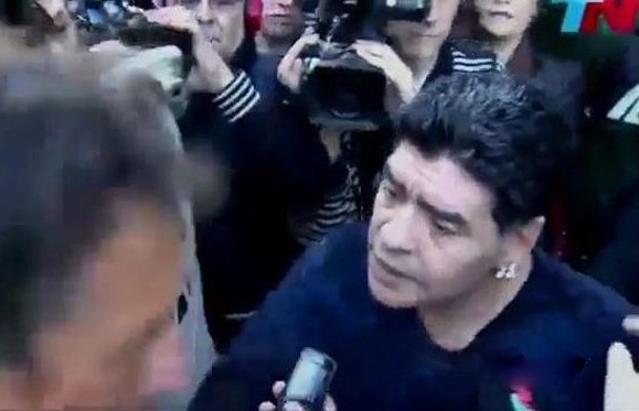 مارادونا يصفع صحفياً على وجهه