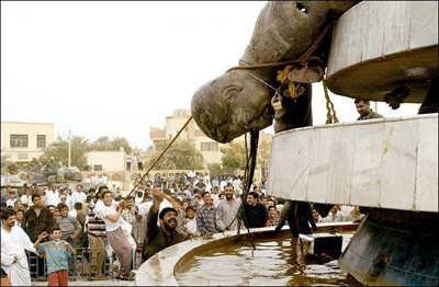 تمثال صدام حسين عند مدخل كربلاء الشمالي يوم 10/4/2003