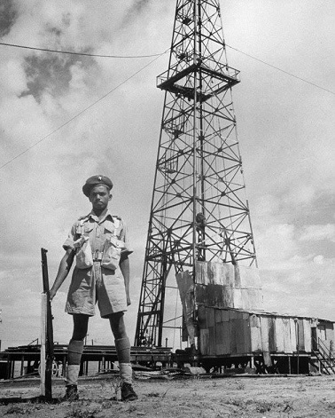 دوريات حرس الجيش الهندي حول حقل كركوك النفطي في العراق سنة 1945 من الارشيف