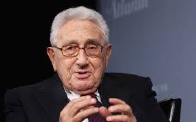 كيسينجر ينتقد سياسة "أوباما" ويدعو لشن هجوم واسع على "داعش"