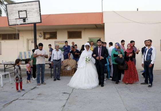 نازح شيعي يتزوج من نازحة سنية في احدى المدارس ببغداد