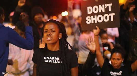 مقتل شاب أسود يشعل الاحتجاجات بأميركا