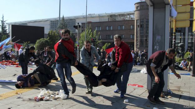 بالصور:اكثر 150 بين قتيل وجريح بتفجيرين وسط العاصمة التركية انقره