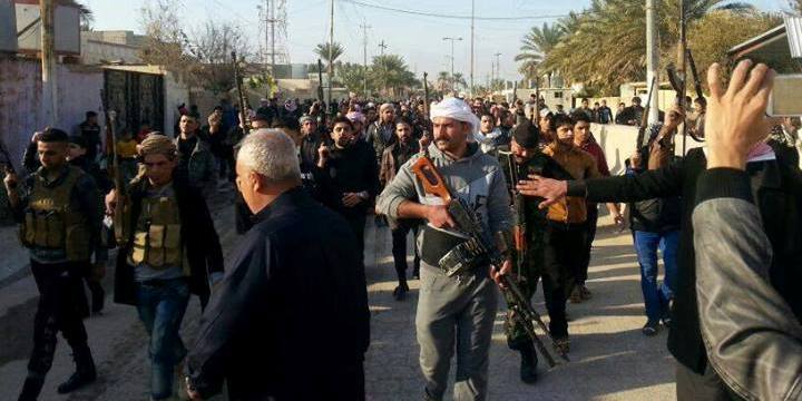 مقاتلو عشائر الانبار المتصدين لـ"داعش" ينظمون استعراضا في قضاء الخالدية