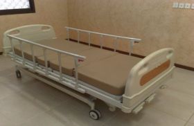 سرير مزود بكمبيوتر يراقب الوضع الصحي للمريض ويطلب المساعدة