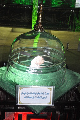 حجر من جبل (احد) ومن المكان الذي جرح فيه الرسول الاكرم يفوح عطرا في متحف الامام الحسين (مصور)