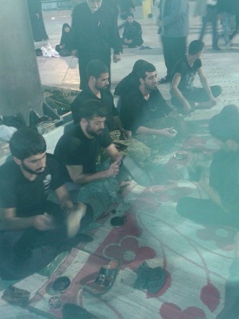 زوار ايرانيون يفترشون الارض ويصبغون احذية زوار عاشوراء وسط كربلاء (مصور)