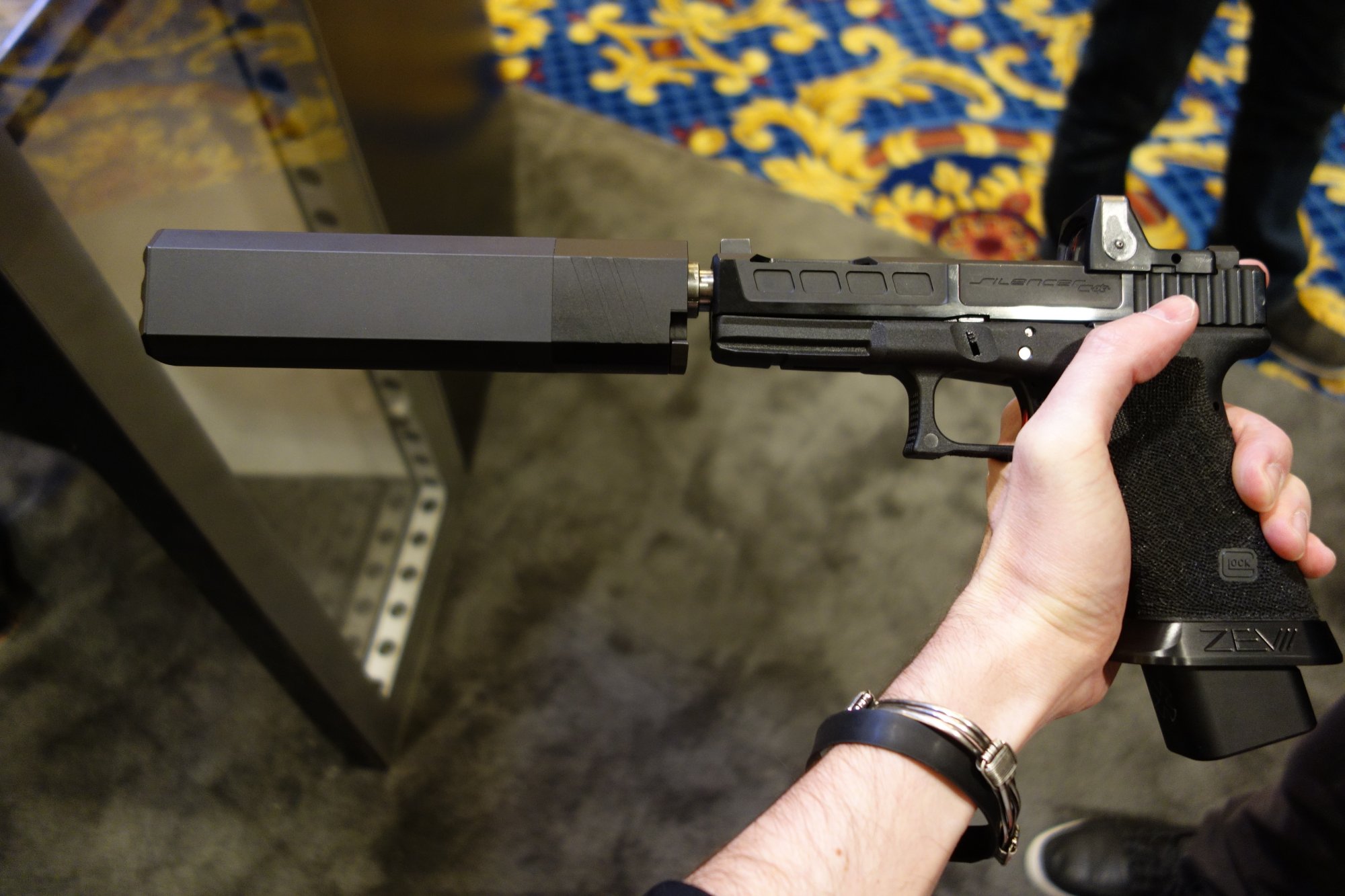 التحالف الدولي يكشف عن عائدية الكواتم التي وصلت الى مطار بغداد ؟!!