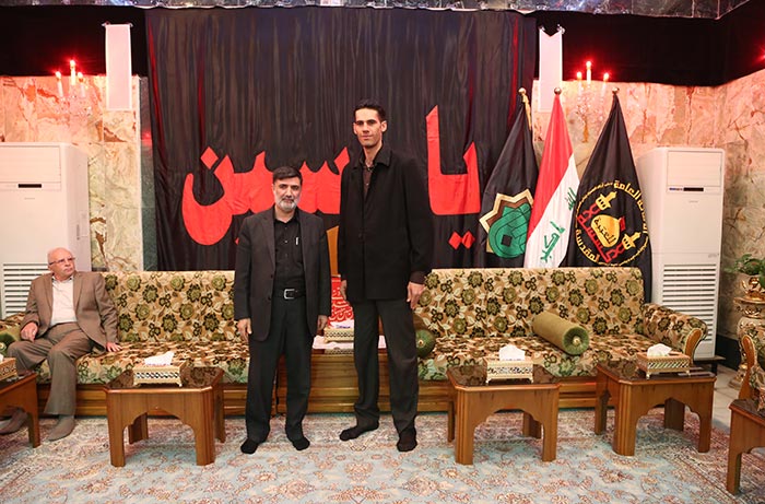 اطول قامة شابة بالعالم تزور مرقد الامام الحسين :اتنمى رفع راية ياحسين بالمحافل الدولية +صور