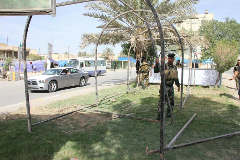 بالصور :حملة حكومية في كربلاء لرفع المواكب المتجاوزة على الطرق والحدائق العامة