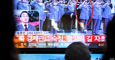 التلفزيون الكوري الشمالي يبث صورا لعناصر الأمن وهي تقبض على عم الزعيم وأحد مقريبه