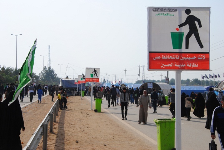 بالصور:شاهد كيف تحث العتبة الحسينية الزائرين على نظافة المدينة المقدسة خلال زيارة الاربعين