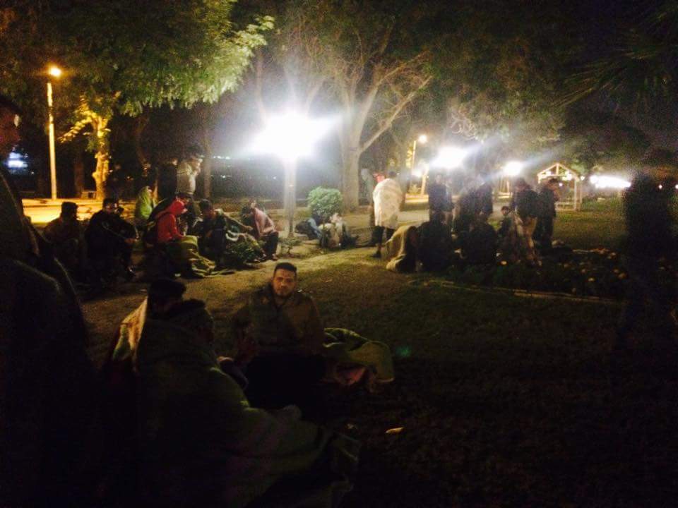 بالفيديو: طلبة جامعة بغداد يقضون ليلتهم في الحرم الجامعي بعد احتراق سكنهم الداخلي