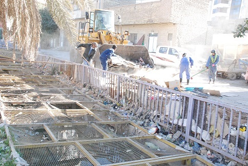 بلدية كربلاء تنفذ حملة لتنظيف الأنهر بالتنسيق مع مديرية الموارد المائية(مصور)