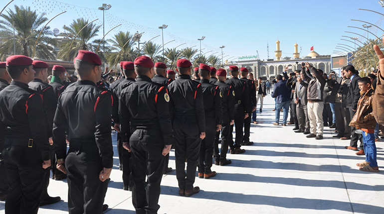كربلاء: ضباط من الجيش العراقي يستعرضون في منطقة بين الحرمين  (مصور)