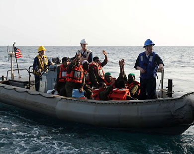 البحرية الأميركية تقوم بأنقاذ ثمانية صيادين إيرانيين في بحر العرب