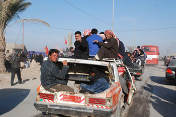 الزائرين في كربلاء يطالبون بتوفير خدمات النقل