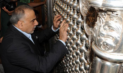 السيد عادل عبد المهدي يؤدي مراسيم الزيارة للحضرة ‏الكاظمية