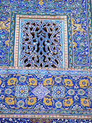 الكاشي الكربلائي ما بين دقة واصالة العمل وجمالية الشكل