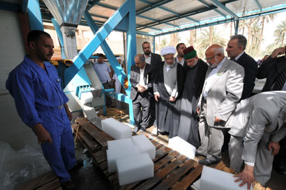 العتبة الحسينية تزود المواطنين بمادة الثلج وباسعار اقل من تكلفة الانتاج