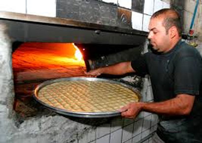 في رمضان..حلويات كربلاء بين الدهينة والبقلاوة وارتفاع الأسعار